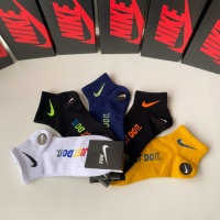 $27.00 USD Nike Socks #1221943