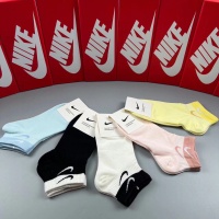 $25.00 USD Nike Socks #1221945