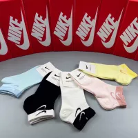 $25.00 USD Nike Socks For Women #1325535