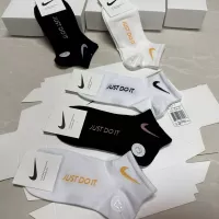 $25.00 USD Nike Socks For Women #1360321