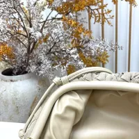 $112.00 USD Bottega Veneta BV AAA Quality Messenger Bags For Women #1388032