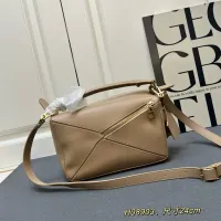 $108.00 USD LOEWE AAA Quality Messenger Bags For Women #1392165