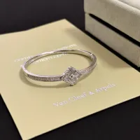 $48.00 USD Van Cleef & Arpels Bracelets For Women #1413412