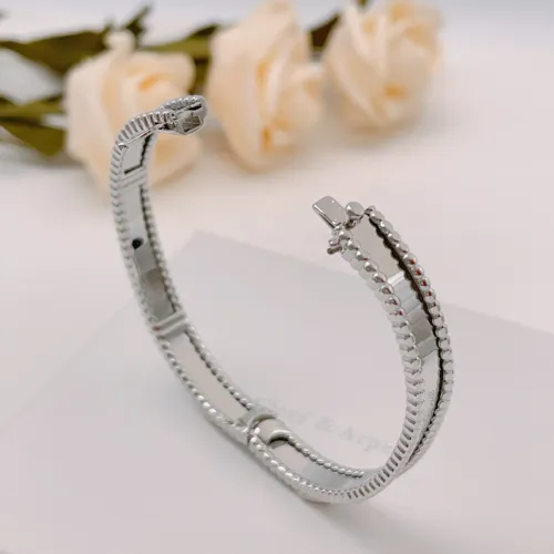 Replica Van Cleef & Arpels Bracelets #1477837 $36.00 USD for Wholesale